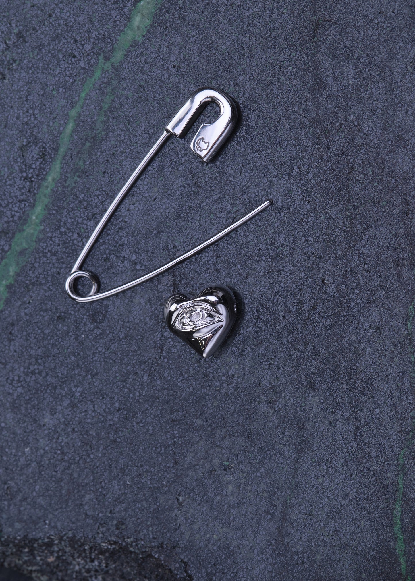 SAFETY PIN Earring with "On ne voit bien  qu'avec le cœur" Charm